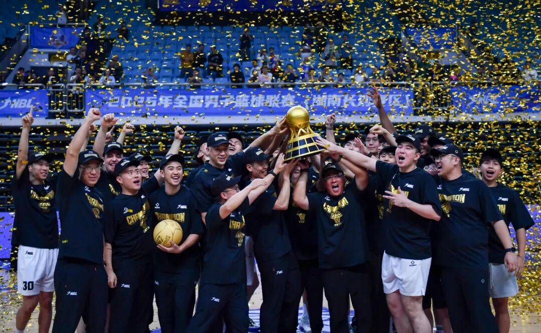 包含CBA常规赛转会期走向成谜，莱比锡扳平良机，震撼外界，球队文化再被提及的词条